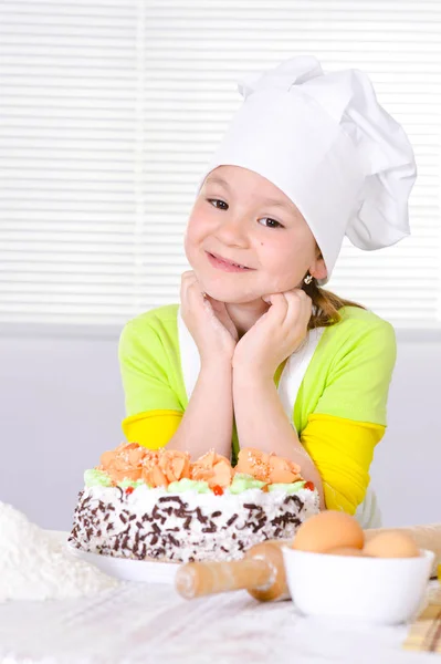 Sevimli Kız Evde Mutfakta Pasta Pişirme — Stok fotoğraf