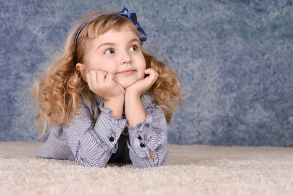 Glückliches Kleines Mädchen Posiert Studio — Stockfoto