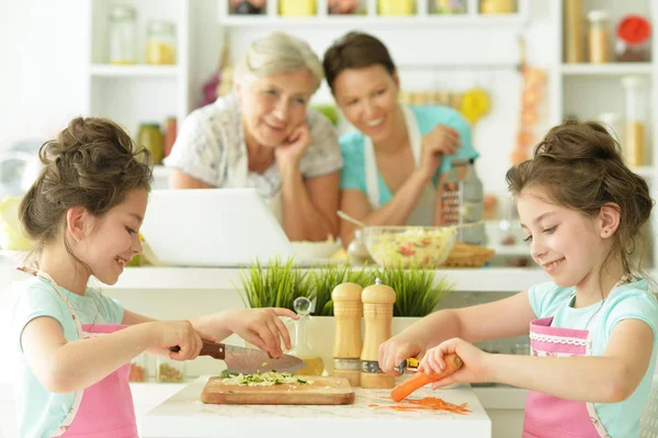 Mutter und Töchter kochen zusammen — Stockfoto