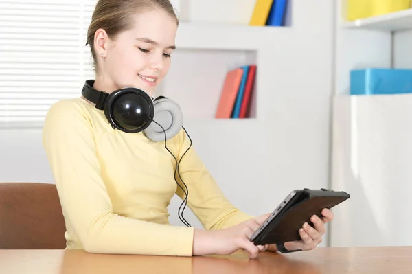 Menina Adolescente Sentada Mesa Usando Tablet — Fotografia de Stock