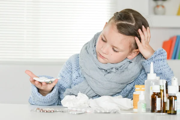 Joven Enferma Con Medicinas Sentada Mesa — Foto de Stock