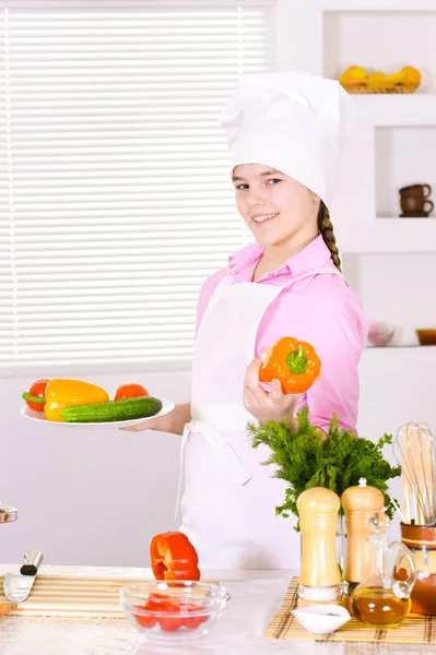 Bella Ragazza Indossando Uniforme Chef Con Verdure Cucina — Foto Stock