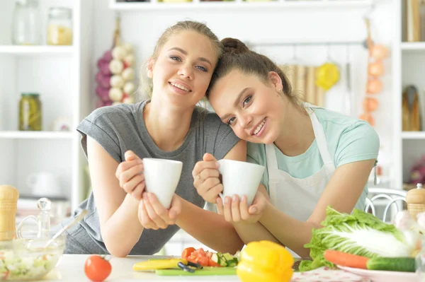 Junge Frauen trinken Tee — Stockfoto