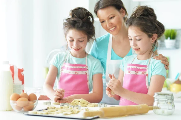 Mutter und Töchter kochen — Stockfoto