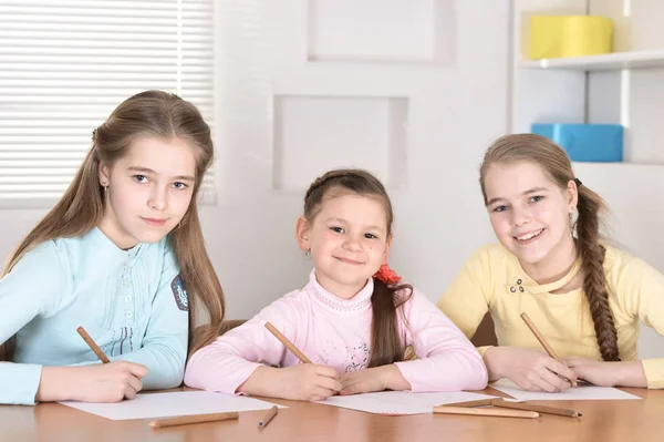 Güzel Kızlar Masada Ödev — Stok fotoğraf