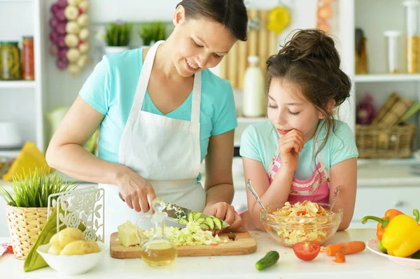 Anne ve kızı birlikte yemek pişiriyor. — Stok fotoğraf