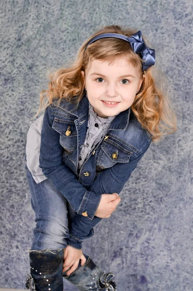 Χαριτωμένο Μικρό Κορίτσι Στο Τζιν Σακάκι Ποζάρει Στο Studio — Φωτογραφία Αρχείου