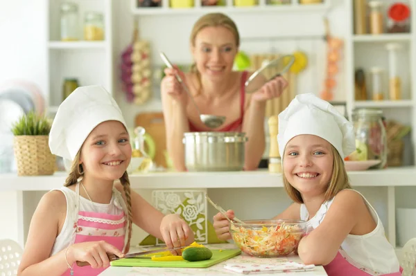 Felice Madre Figlie Che Cucinano Insieme Cucina — Foto Stock