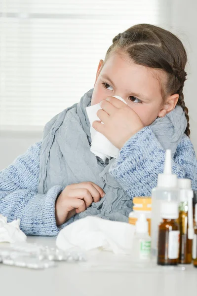 Junges Krankes Mädchen Mit Gewebe Sitzt Tisch — Stockfoto