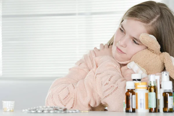 Jovem Menina Doente Com Brinquedo Medicamentos Sentados Mesa — Fotografia de Stock