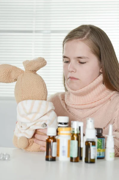 Junges Krankes Mädchen Sitzt Mit Spielzeug Und Medikamenten Tisch — Stockfoto