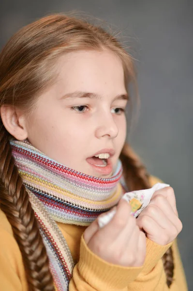 Ritratto Ragazza Malata Che Indossa Una Sciarpa — Foto Stock