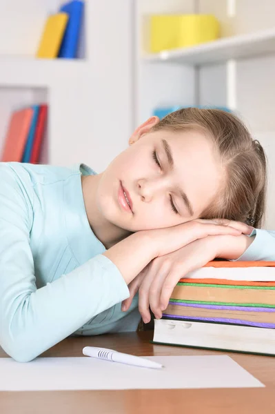 Linda Colegiala Durmiendo Mesa Casa — Foto de Stock