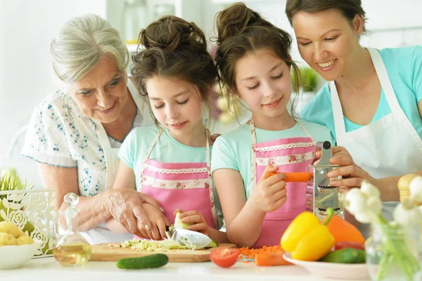 Mutter und Töchter kochen zusammen — Stockfoto