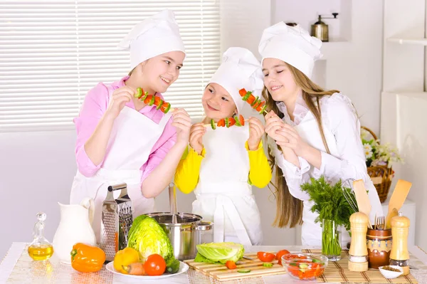 Feliz Lindo Niñas Cocina Plato Verduras Cocina —  Fotos de Stock