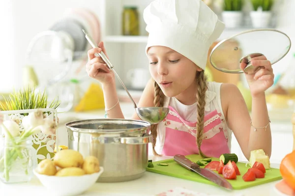 Kleines Mädchen kocht in der Küche — Stockfoto