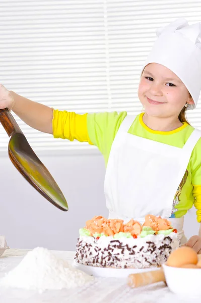 Χαριτωμένο Κορίτσι Ψήσιμο Κέικ Στην Κουζίνα Στο Σπίτι — Φωτογραφία Αρχείου