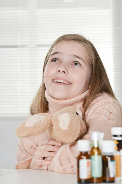 Młoda Dziewczyna Chorych Zabawkami Leki Siedząc Przy Stole — Zdjęcie stockowe