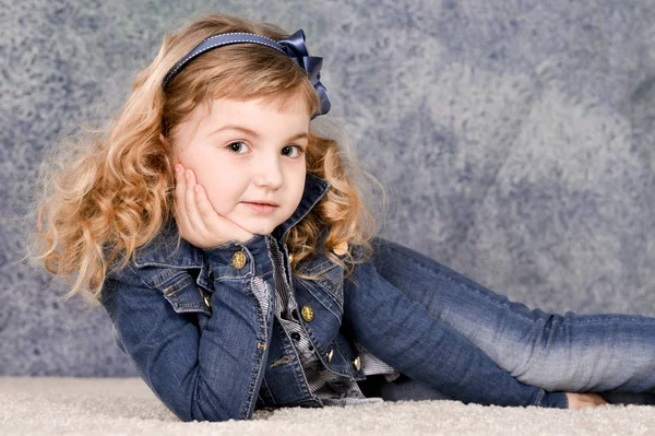Glückliches Kleines Mädchen Posiert Studio — Stockfoto