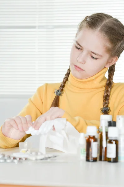 Gadis Muda Sakit Dengan Obat Obatan Duduk Meja — Stok Foto