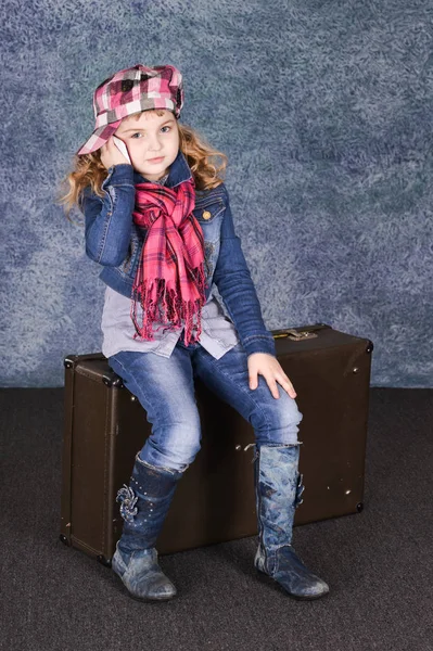 Bonito Menina Suitcase Posando — Fotografia de Stock