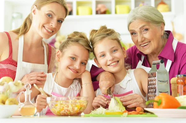 Feliz Abuela Madre Hijas Haciendo Ensalada Juntas Cocina —  Fotos de Stock
