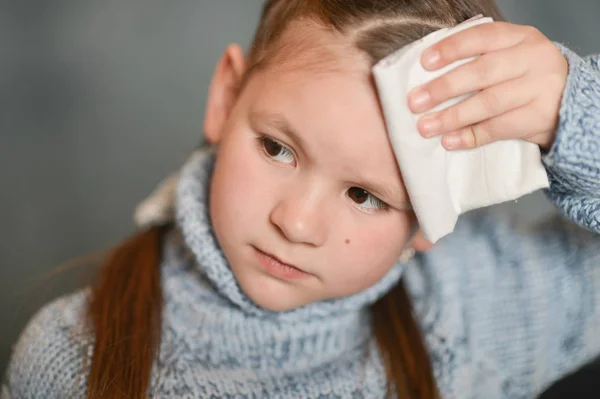 Porträt Eines Süßen Kranken Mädchens Mit Kopfschmerzen — Stockfoto