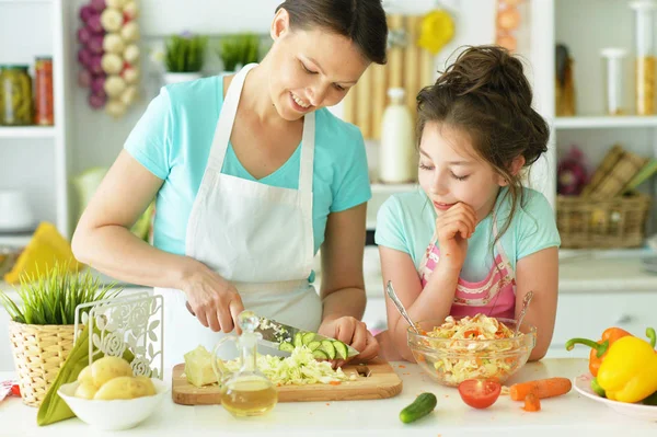 Mamma och döttrarna matlagning — Stockfoto
