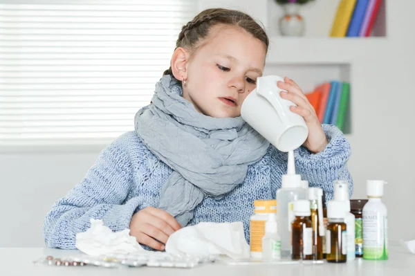 Schattig klein meisje — Stockfoto