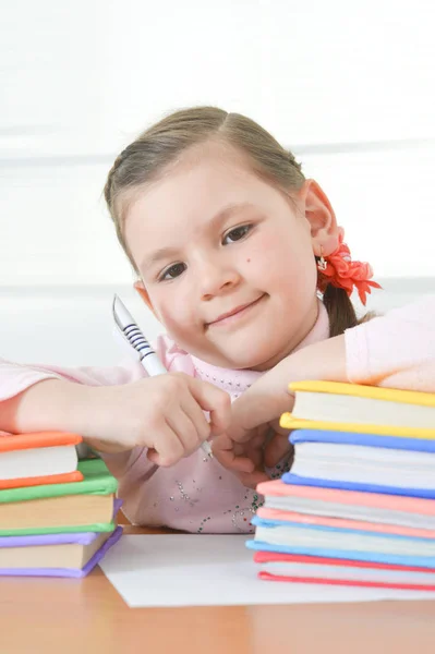 Schattig Schoolmeisje Zit Aan Tafel Huiswerk Thuis — Stockfoto