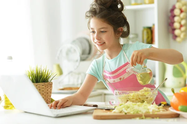 Menina Bonito Preparar Salada Saudável Mesa Cozinha Com Laptop — Fotografia de Stock