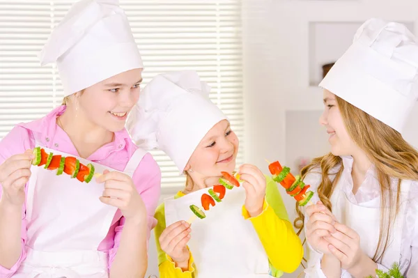 Mutlu Sevimli Kız Mutfak Üzerinde Sebze Yemek Pişirme — Stok fotoğraf