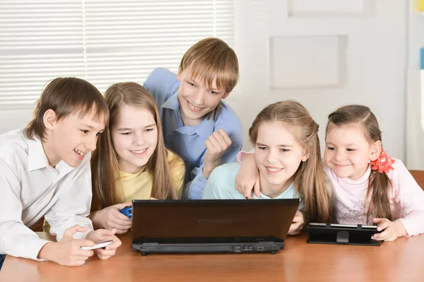 Chicos y chicas divertidos — Foto de Stock