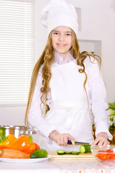 Hermosa Chica Vistiendo Chef Uniforme Cocina Cocina —  Fotos de Stock
