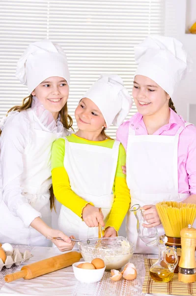 Meninas Bonitos Chapéus Chef Aventais Preparando Massa Cozinha Casa — Fotografia de Stock