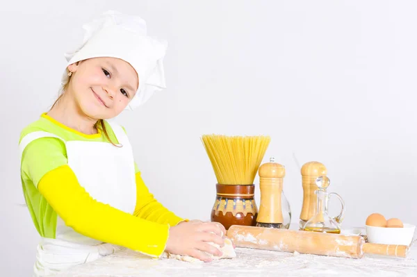 Niedliches Kleines Mädchen Mit Kochmütze Backt Kuchen Der Küche Hause — Stockfoto
