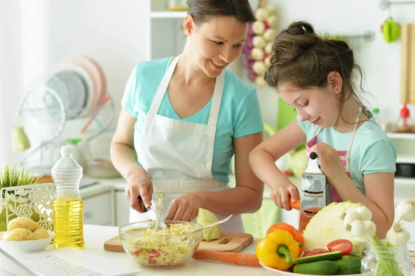Mutter und Tochter kochen zusammen — Stockfoto