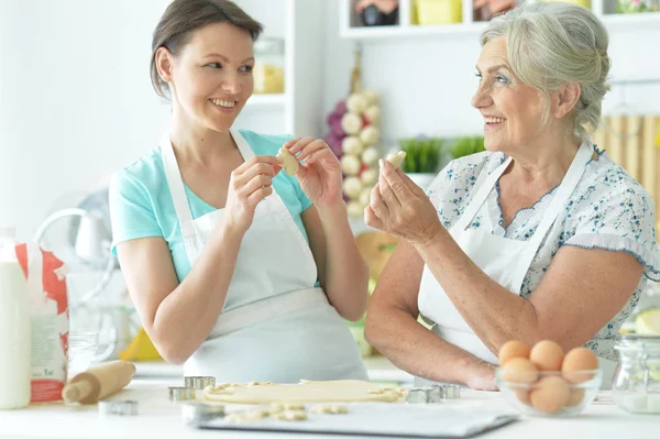 Mom and daughter making cookies — Stock Photo, Image