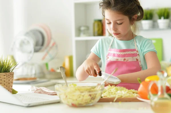 Linda Chica Preparando Ensalada Saludable Mesa Cocina Con Ordenador Portátil — Foto de Stock