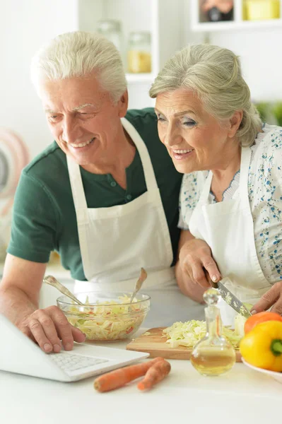 Coppia anziana cucina insieme — Foto Stock