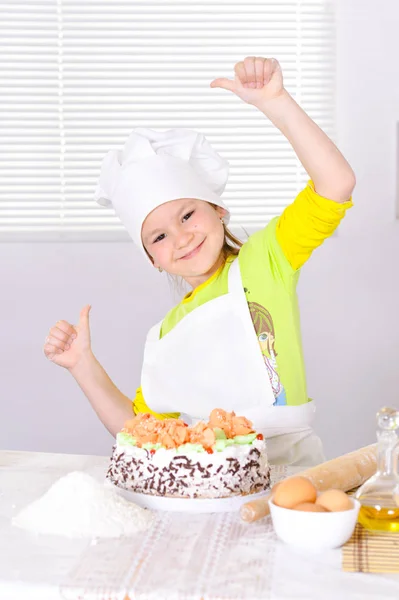 Niedliche Mädchen Kuchen Backen Der Küche Zeigt Daumen Nach Oben — Stockfoto
