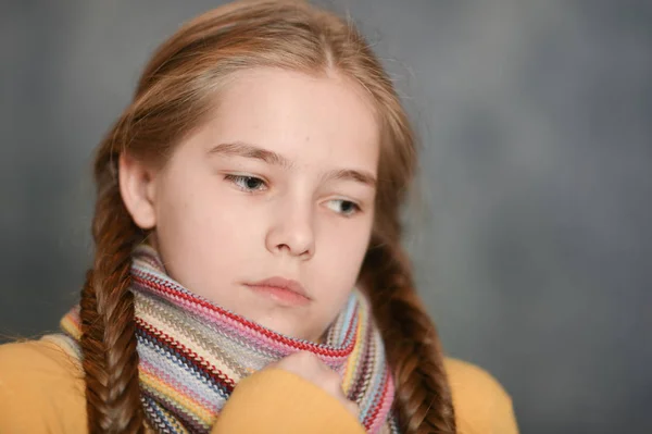 スカーフを身に着けている病気の少女の肖像画 — ストック写真