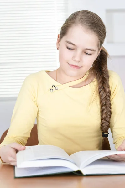 Linda Colegiala Sentada Mesa Leyendo Casa — Foto de Stock