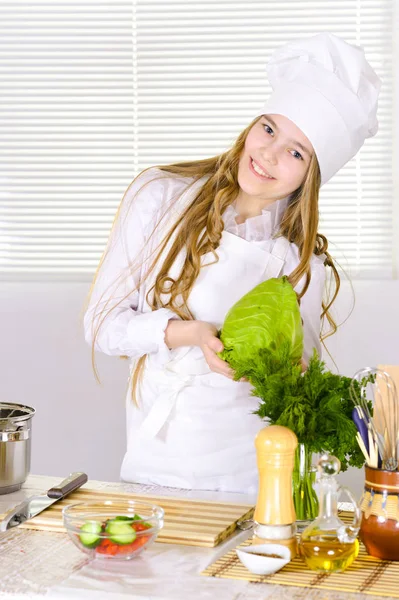 Красивая Девушка Униформе Шеф Повара Приготовления Пищи Кухне — стоковое фото