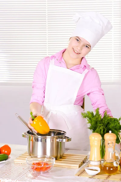 Piękna Dziewczyna Ubrana Mundur Kucharz Gotowanie Kuchni — Zdjęcie stockowe
