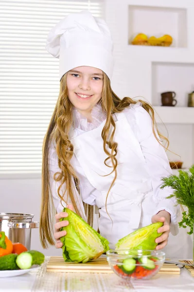 キッチンで調理するシェフの制服を着て女の子 — ストック写真