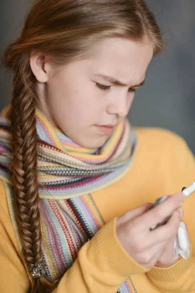 Portret Chory Girl Ubrany Szalik Trzyma Pigułki — Zdjęcie stockowe