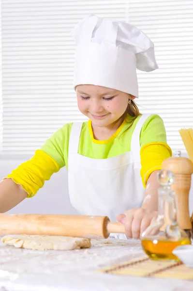 Niedliches Kleines Mädchen Mit Kochmütze Backt Kuchen Der Küche Hause — Stockfoto