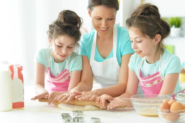 Mamma e figlie cucinare — Foto Stock