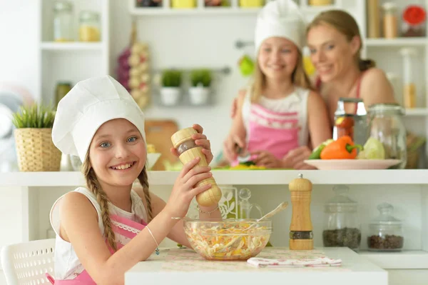 Feliz Madre Hijas Cocinando Juntas Cocina —  Fotos de Stock